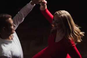  Seltskonnatantsu õppevideod – tantsuõpe algajatele kodus