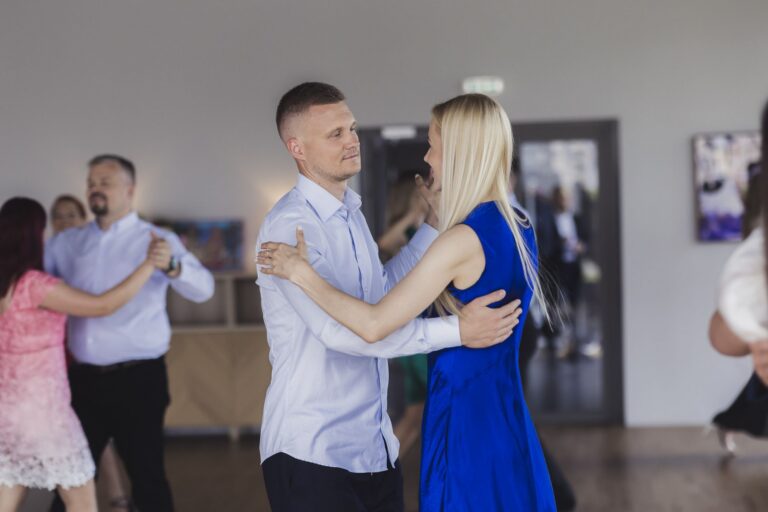 Paar tantsimas quickstep’i – kiire ja kerge liikumine elegantsel tantsupõrandal