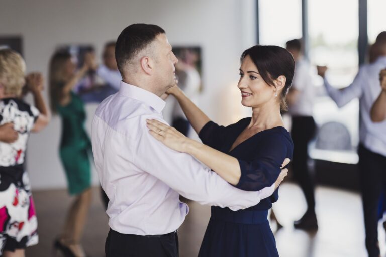 Täiskasvanud tantsivad talvisel tantsulaagril hubases saalis