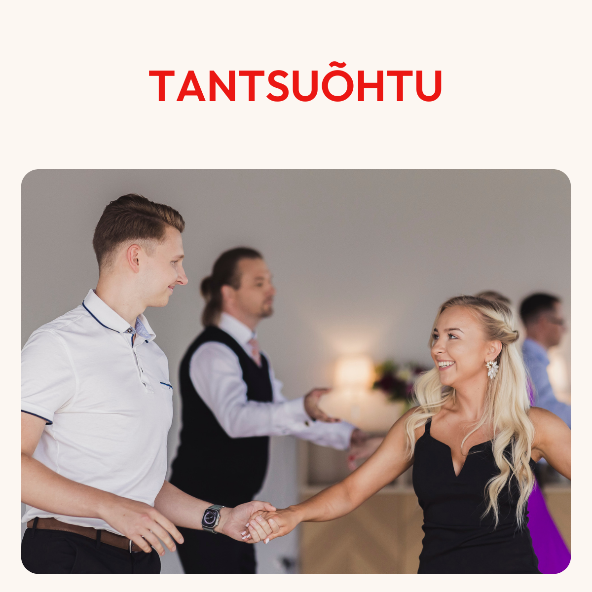 Täiskasvanud tantsivad seltskonnatantsu õhtusel peol elegantse atmosfääriga saalis