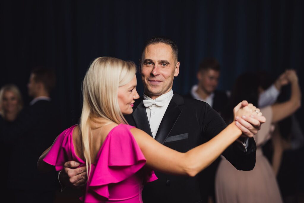 Couples dancing in an intermediate and advanced ballroom dance class